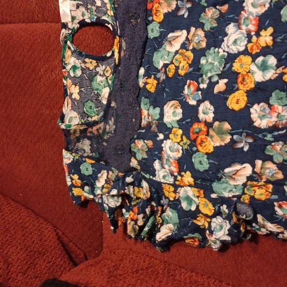 Top - Picture 2 of 3